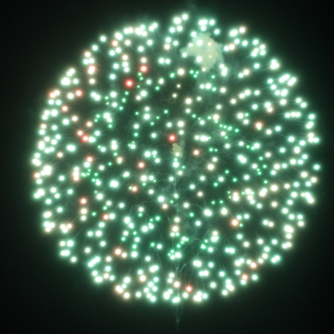 『昇曲導付三重芯イロドリノ華』 篠原煙火店(長野県須坂市)