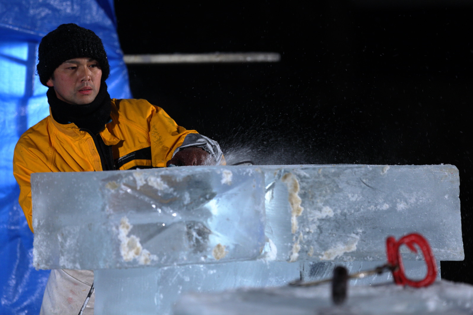 チェーンソーによる氷の切断(平田謙三・浩一 氷彫刻『DRAGON』)