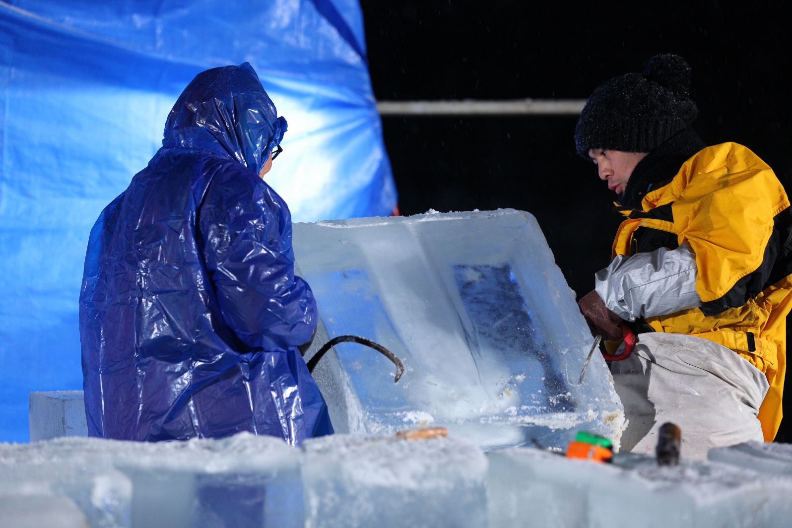 氷柱の運搬(平田謙三・浩一 氷彫刻『DRAGON』)