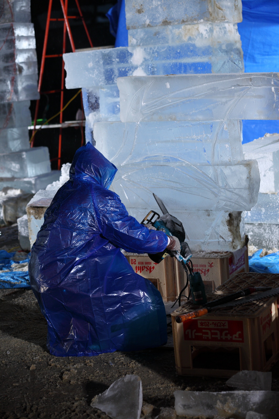 チェーンソーによる氷の切削(平田謙三・浩一 氷彫刻『DRAGON』)