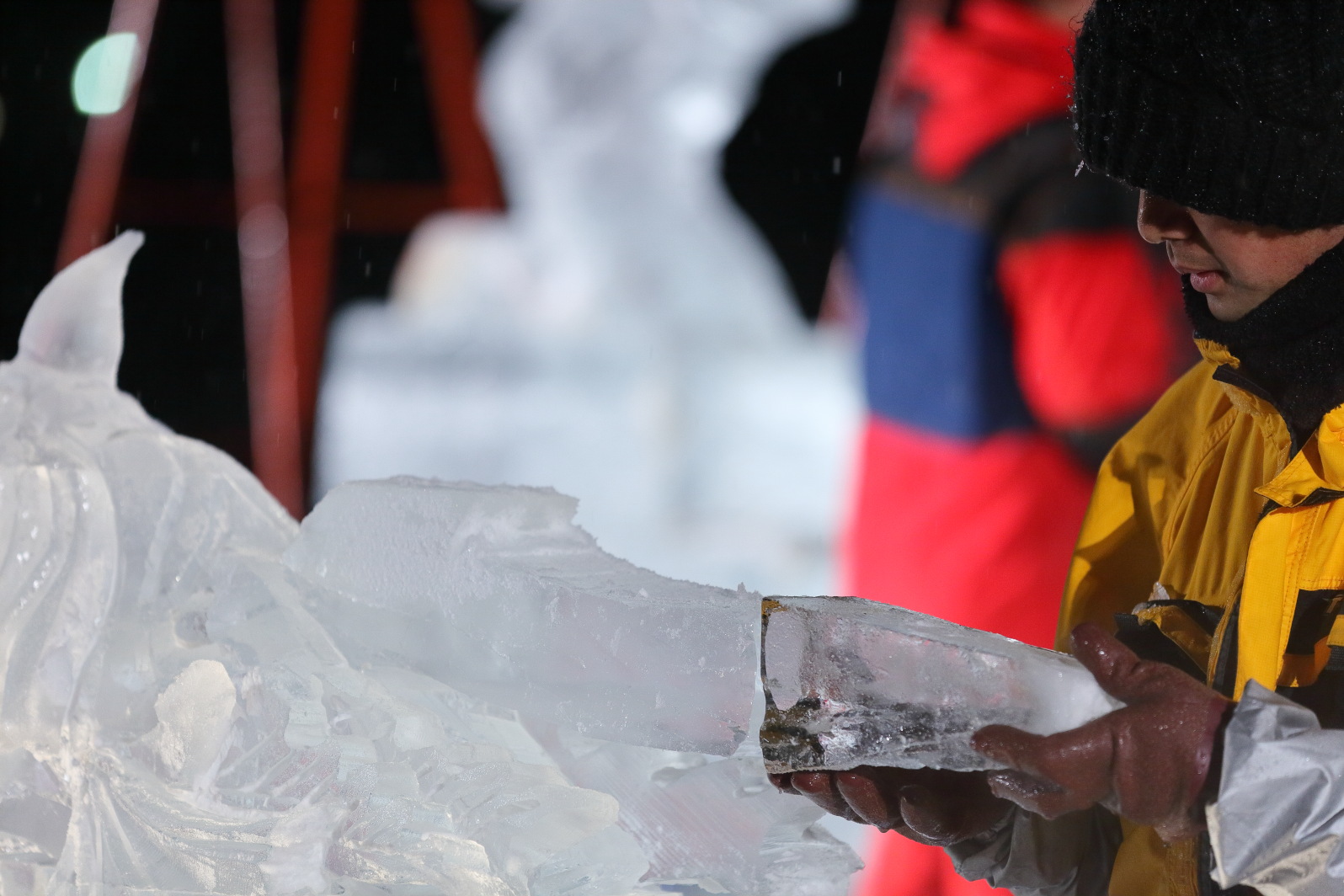 小さな氷の部品の接着(平田謙三・浩一 氷彫刻『DRAGON』)