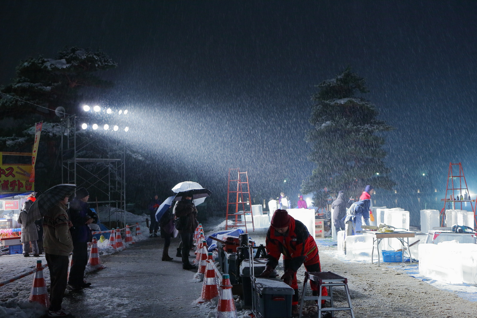 雪が降りしきる氷彫刻制作会場(第26回国宝松本城氷彫フェスティバル)